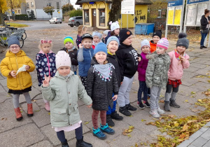 Grupa dzieci na stacji kolejowej .