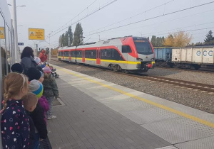 Dzieci obserwują, przyjazd pociągu osobowego.
