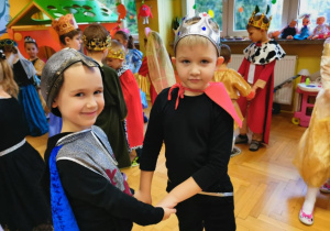 Chłopcy tańczą w parze.
