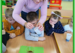 Sówki obserwują mieszanie się oleju, wody, barwnika i efekt wrzucenia tabletki musującej