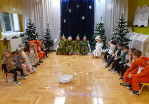 Występ świąteczny. Inscenizacja " Zwierzątka w lesie przygotowują się do świąt'