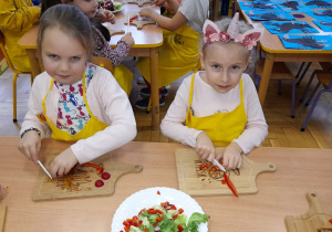 Dzieci kroją warzywa.
