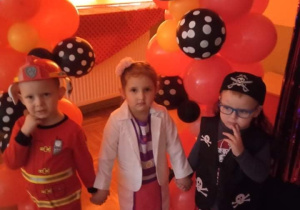 Staś, Amelka i Jasiu w pięknych przebraniach
