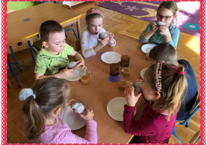 Dzieci jedzą pączki