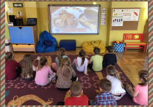Dzieci oglądają film o tłustym czwartku