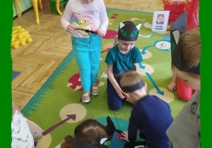 Kocie zabawy na dywanie.