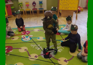 Kocie zabawy na dywanie.