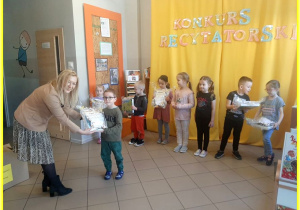 Pani Dyrektor wręcza dziecku nagrodę