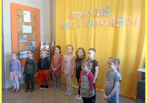 Pani Dyrektor wręcza dziecku nagrodę