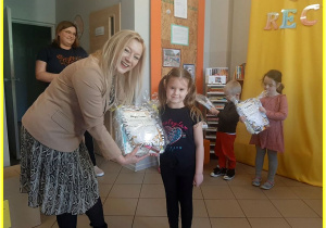 Pani Dyrektor wręcza dziecku nagrodę