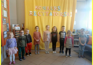 Pani Dyrektor wręcza dziecku nagrodę