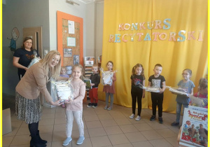 Pani Dyrektor wręcza dziecku nagrodę