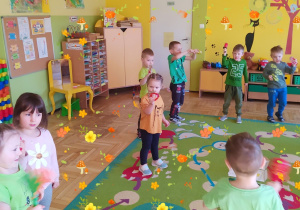 Dzieci grają na instrumentach, w ten sposób żegnają Panią Zimę.