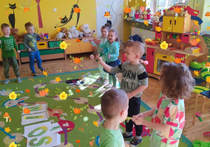 Dzieci grają na instrumentach, w ten sposób żegnają Panią Zimę.