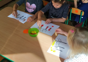 Natalka Laura i Hania tworzą drzewa za pomocą stempelków