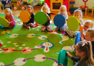 Dzieci pokazują swoje kolorowe kropki