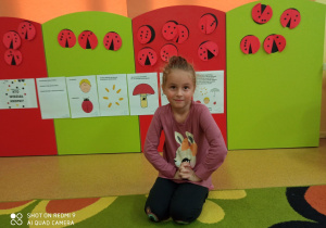 Milena na tle kropkowych biedronek.