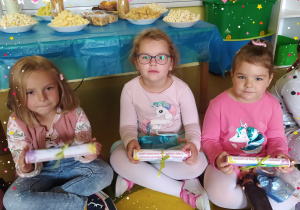 Dziewczynki z dyplomami z okazji Dnia Przedszkolaka.