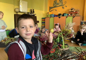 Dzieci poznają dary jesieni za pomocą wzroku i dotyku