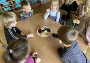 Dzieci poznają smak jesiennych owoców