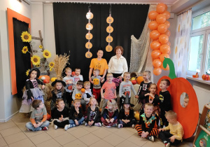 Grupa Krasnali zdjęcie grupowe Dzień Dyni
