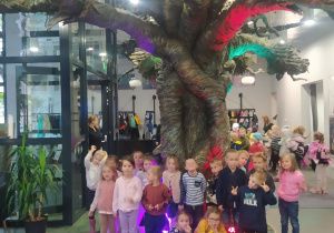 Zdjęcie grupowe pod drzewem w teatrze Arlekin.