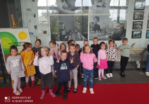 Zdjęcie grupowe, w tle galeria zdjęć w teatrze Arlekin.