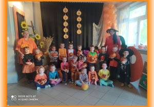 Zdjęcie grupowe na tle dekoracji z okazji Dnia Dyni.