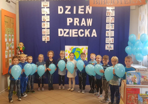 Grupa Jeżyków z niebieskimi balonami