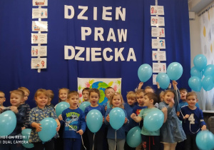 Grupa Krasnoludków z balonami