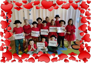 Zdjęcie grupowe w ramce z czerwonych serc - grupa szósta