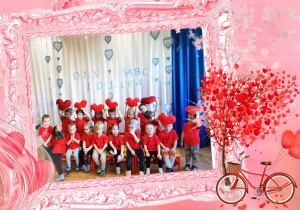 Zdjęcie grupowe w różowej ramce z drzewkiem w serduszka - grupa pierwsza