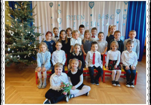 Zdjęcie grupowe w białej koronkowej ramce - grupa czwarta