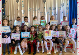 Zdjęcie grupowe w ozdobnej ramce w serca - grupa piąta