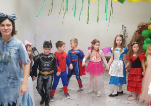 Pani wraz z dziećmi tańczy.