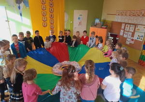 Dzieci podczas zabaw z chustą animacyjną.