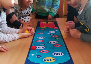 Dzieci grają w grę zwaną curling