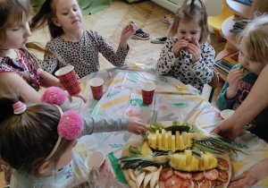 Dzieci próbują egzotycznych owoców oraz mleka kokosowego