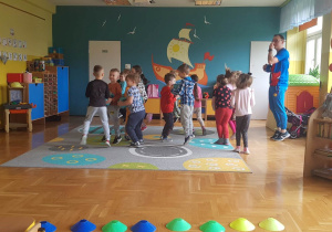 Dzieci uczestniczą w zabawach sportowych