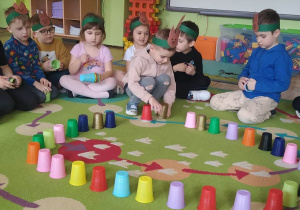 Kodujemy pisankę z kolorowych kubeczków