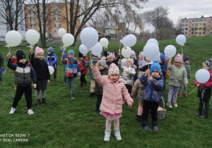 Poszukiwanie jajek zostawionych przez zajączka w ogrodzie przedszkolnym