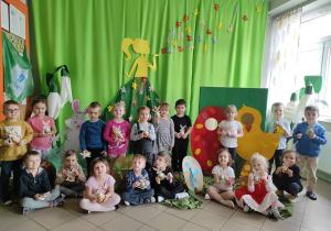 Dzieci z prezentami od zajączka