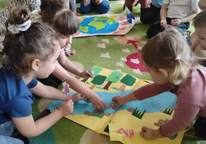 Dzieci słuchają krótkiego opowiadania o brudnej rzece