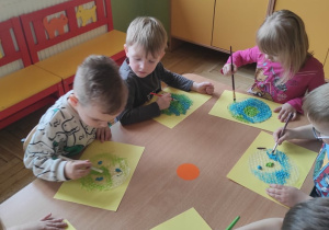 Dzieci malują planetę ziemie farbami