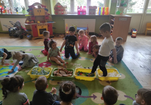 Chodzimy po ścieżce sensorycznej zrobionej z odpadów