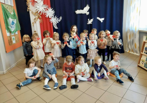 Dzieci z grupy 1, na tle dekoracji z okazji obchodów 3 Maja