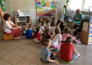 Pani Anna czyta dzieciom w bibliotece