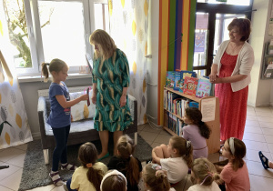 Hania wręcza pani Annie zakładkę do książki