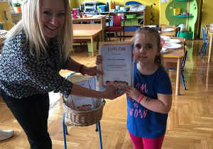 Pani Dyrektor wręcza Natalce nagrodę