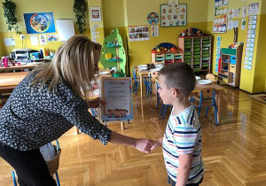 Pani Dyrektor wręcza Szymkowi nagrodę